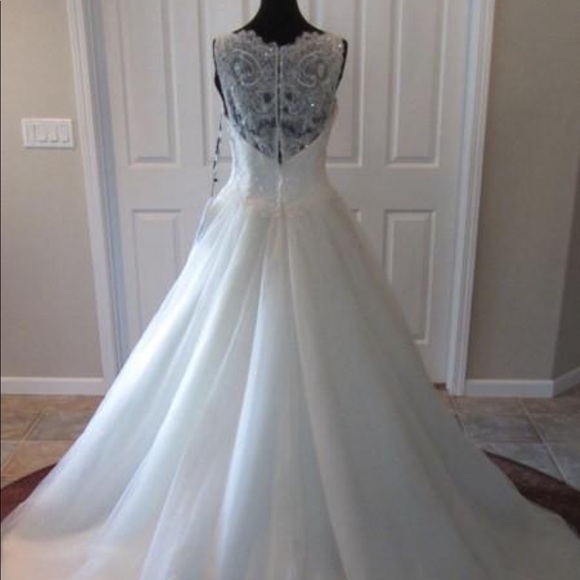 Wedding dress - Picture 3 of 4